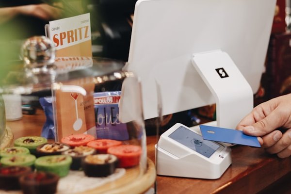 Quels sont les défis de la mise en œuvre de la réalité augmentée dans les applications de commerce électronique?